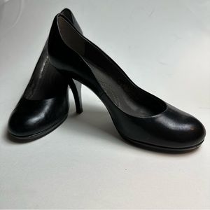 Tahari Women’s Black Heels - Size 5